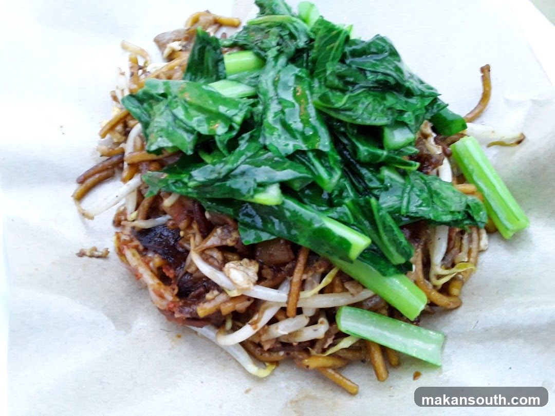 Stir-fried noodles with greens and bean sprouts