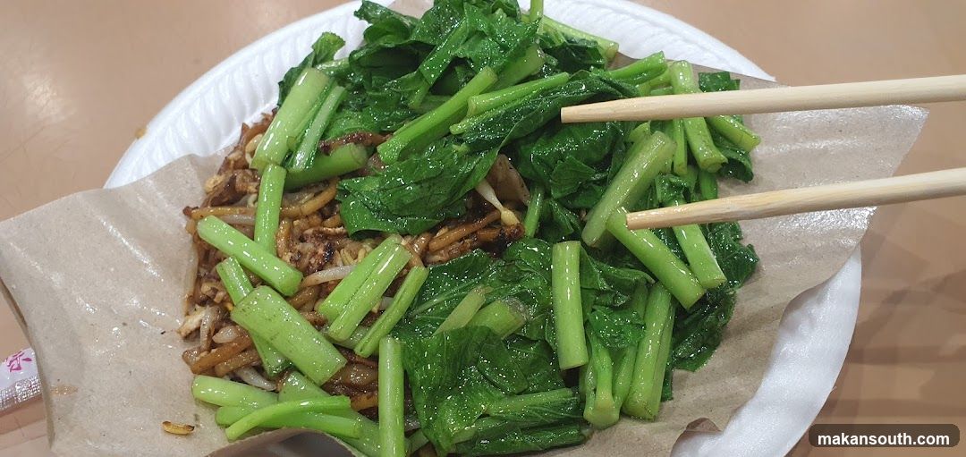 Stir-fried vegetables and noodles on paper