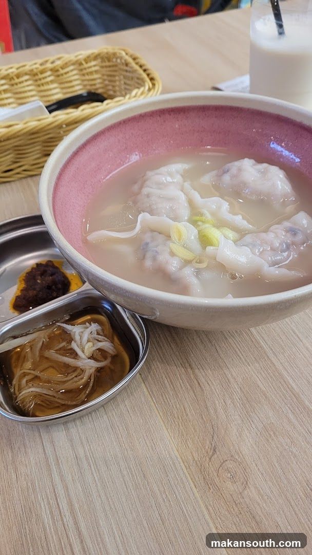 Wonton Soup with Condiments