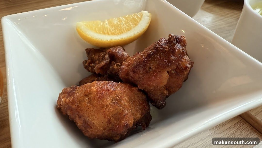 Fried Chicken with Lemon Wedge