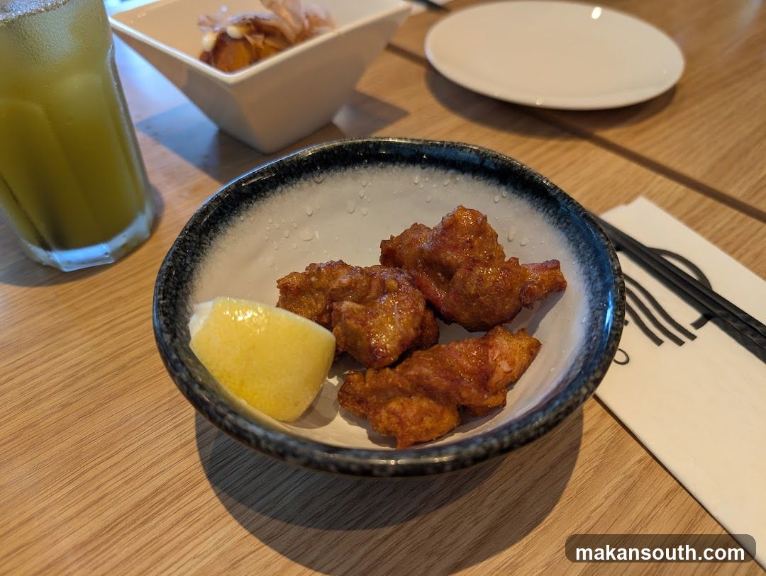 Fried Chicken with Lemon Wedge