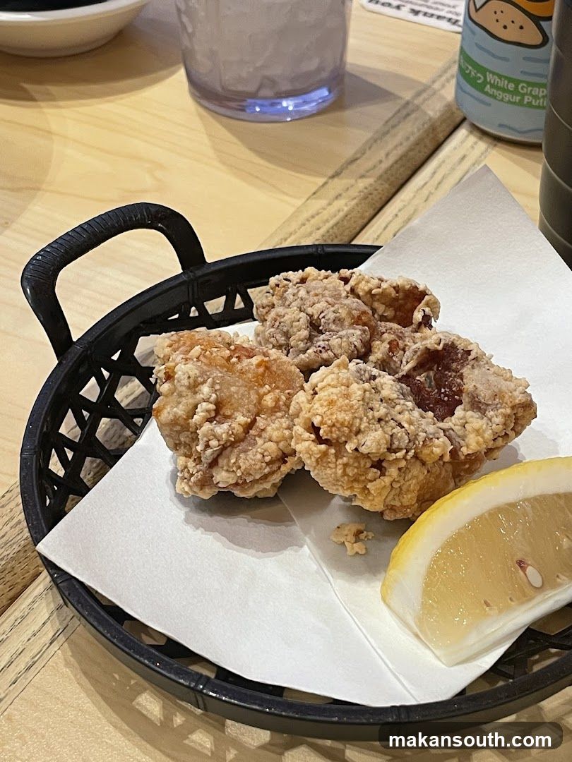 Fried Chicken with Lemon Wedge