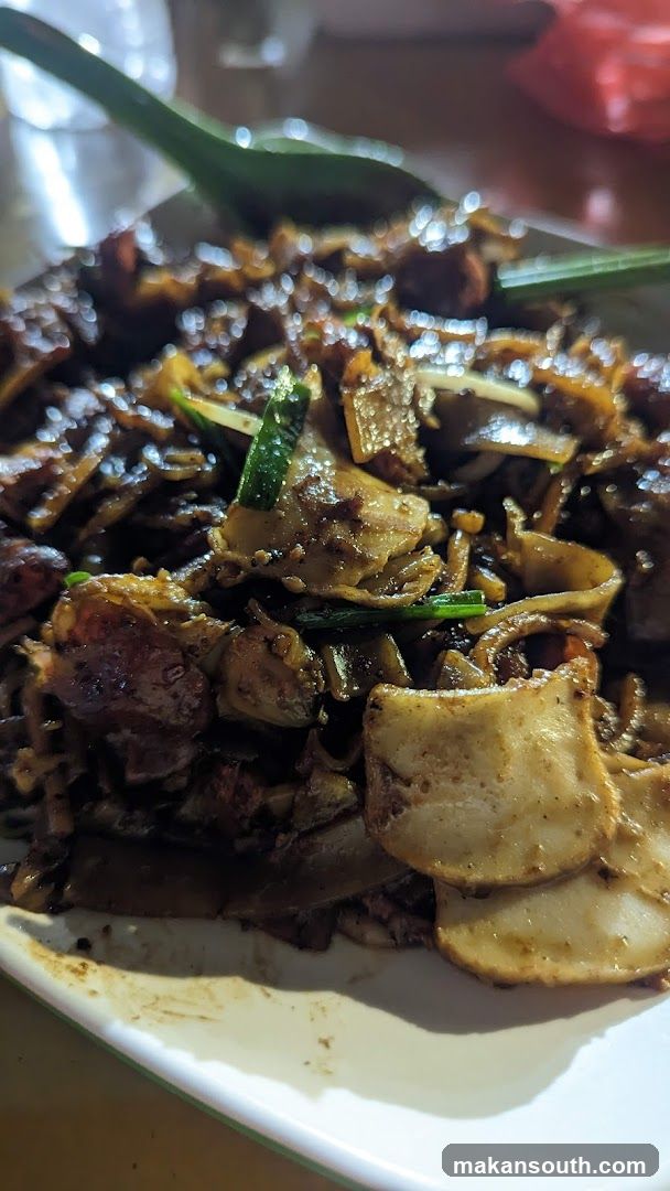 Stir-fried noodles with meat and vegetables