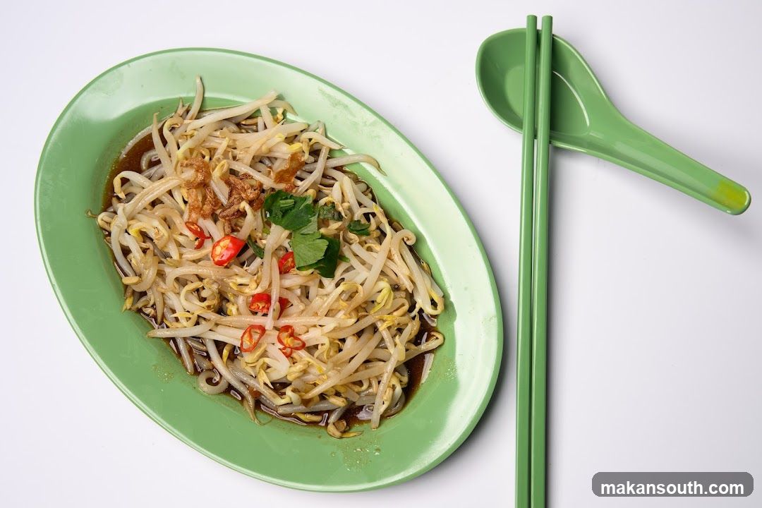 Bean Sprout Dish with Chili and Cilantro