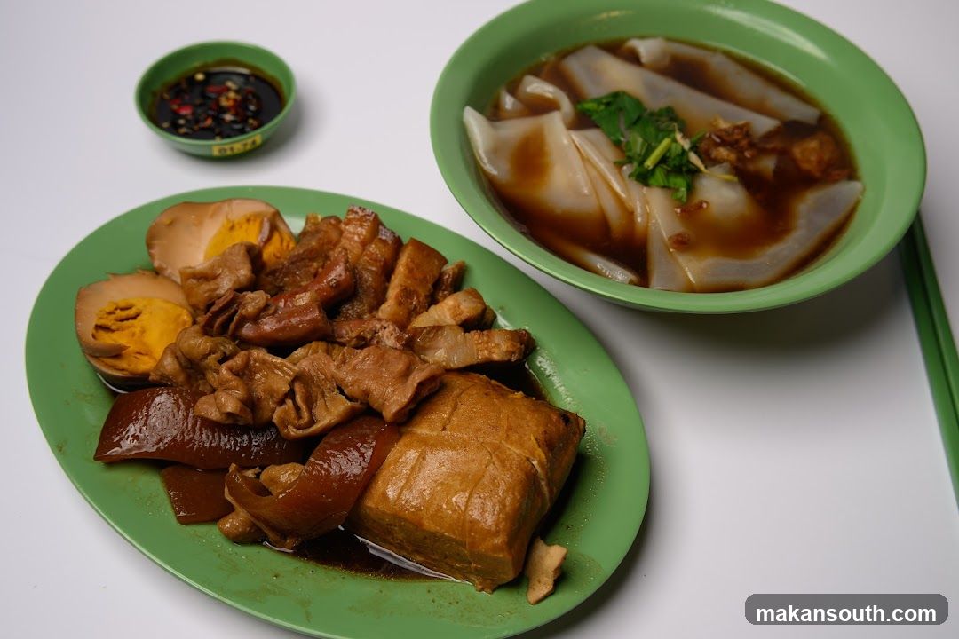 Chinese-style braised meat and rice noodles with dipping sauce