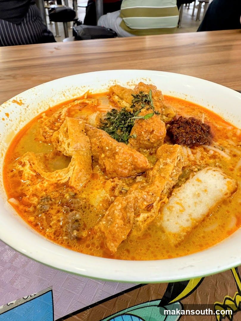 Spicy Noodle Dish with Tofu and Curry Paste