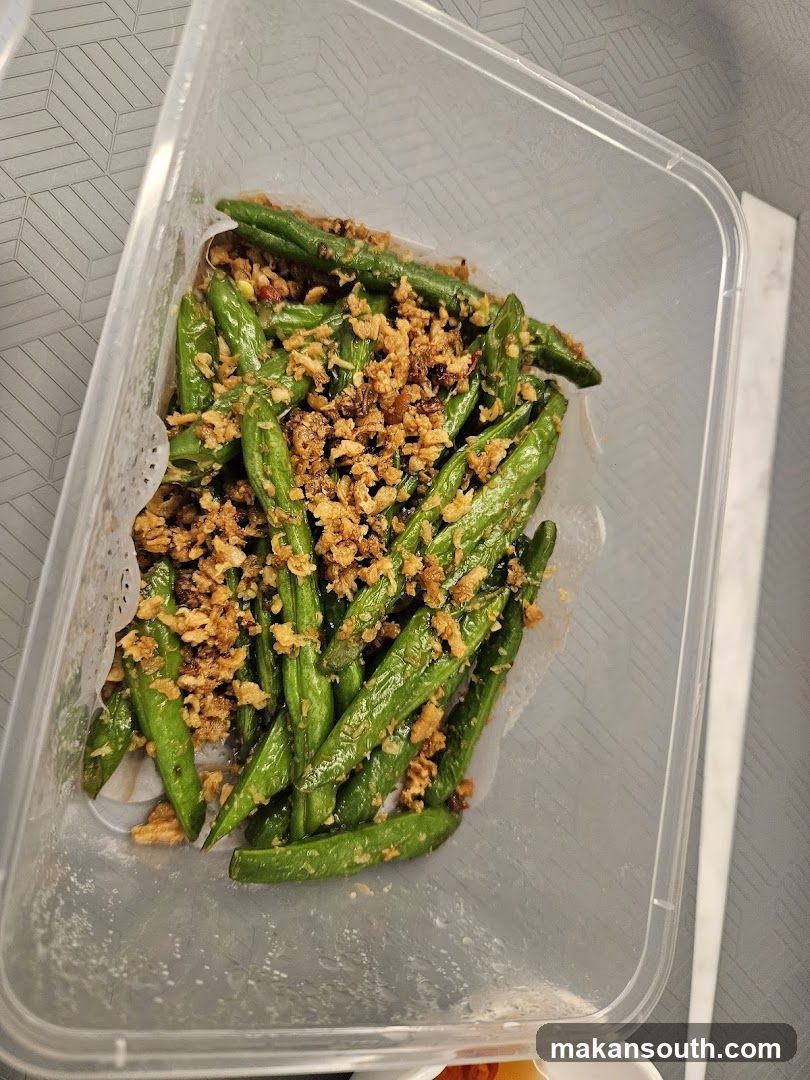 Stir-fried Green Beans with Garlic Topping