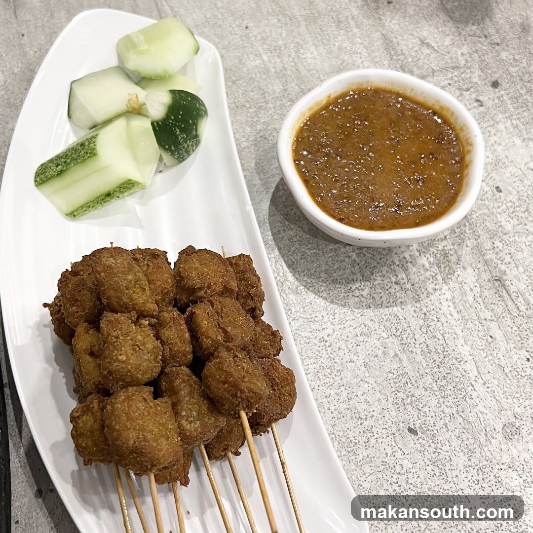 Fried Skewers with Cucumber and Sauce
