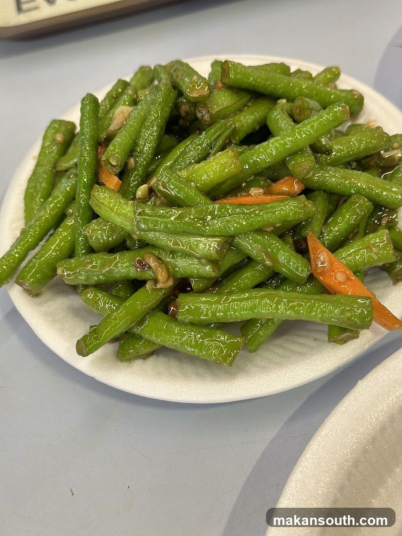 Stir-fried Green Beans with Carrots and Peanuts