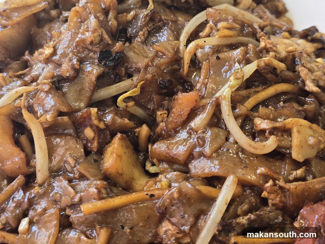 Stir-fried noodles with vegetables and meat