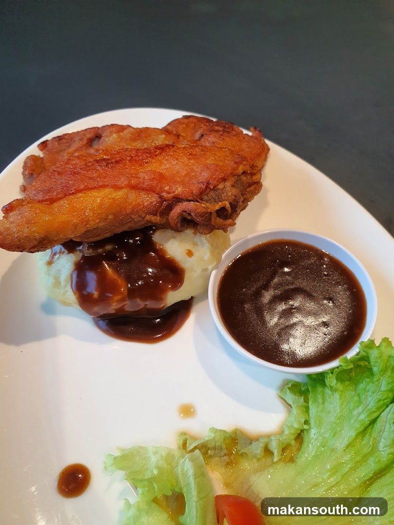 Fried Chicken with Mashed Potatoes and Sauce