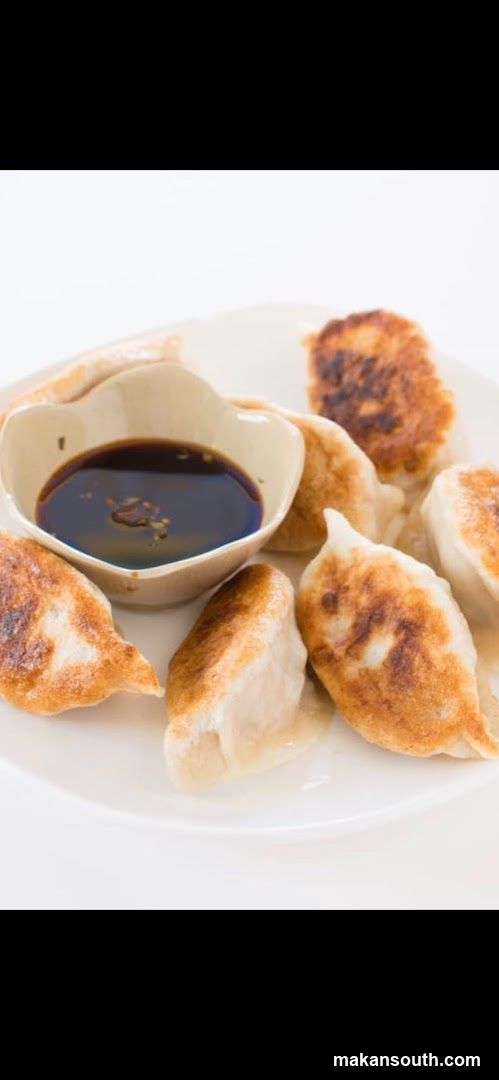 Gyoza with dipping sauce