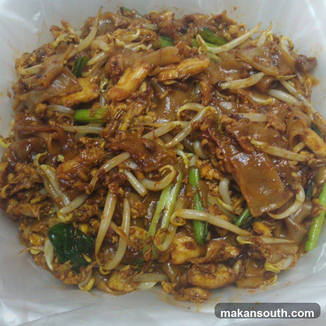Stir-fried Rice Noodles with Vegetables and Egg