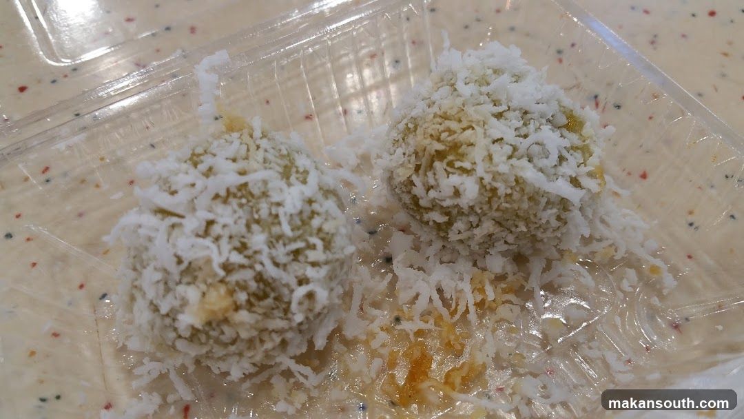 Dessert balls with coconut