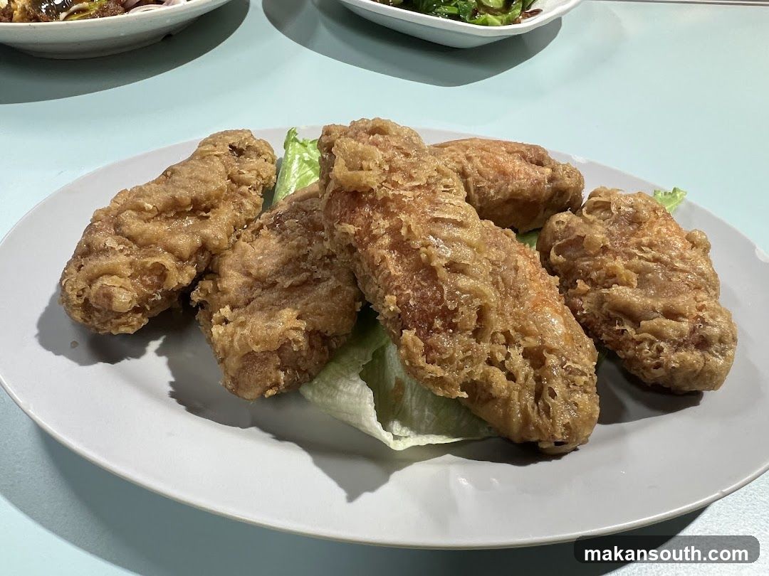 Fried Chicken Wings with Lettuce