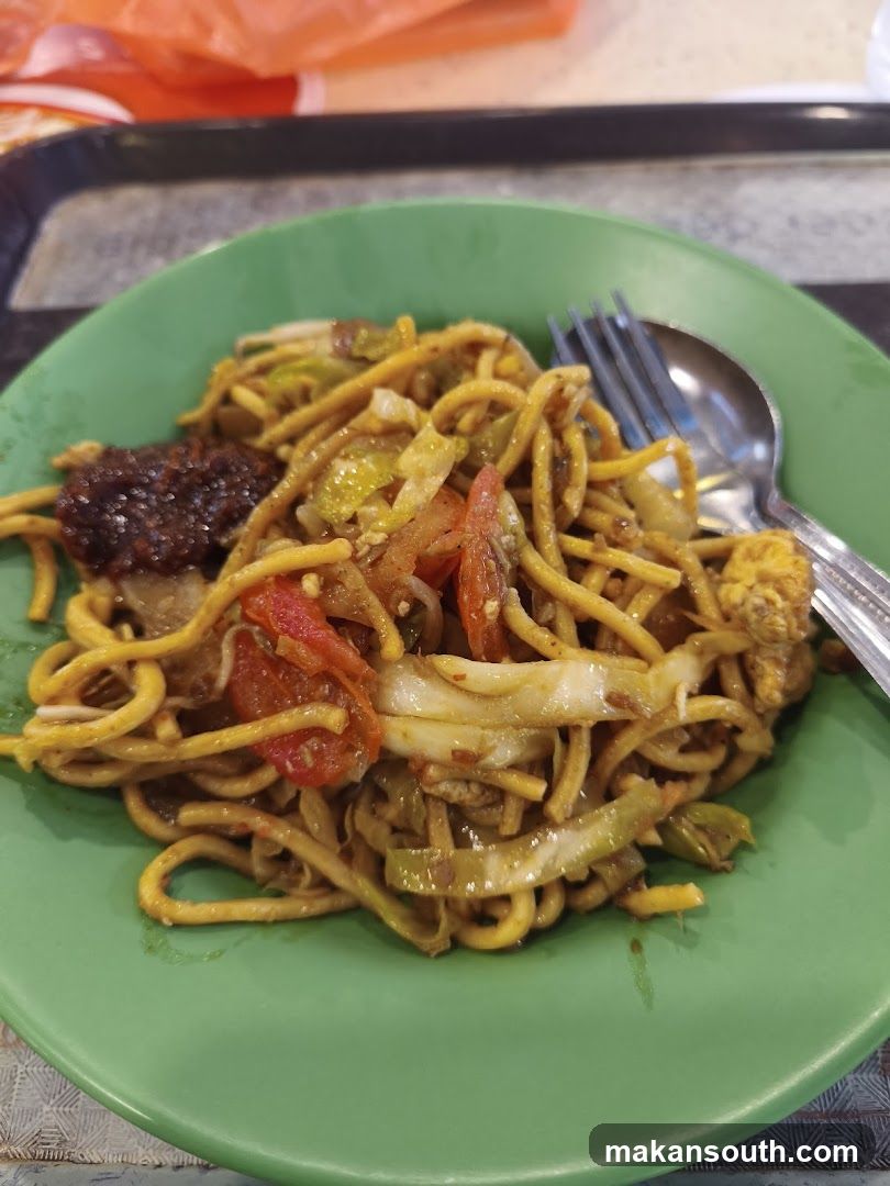 Noodles on green plate