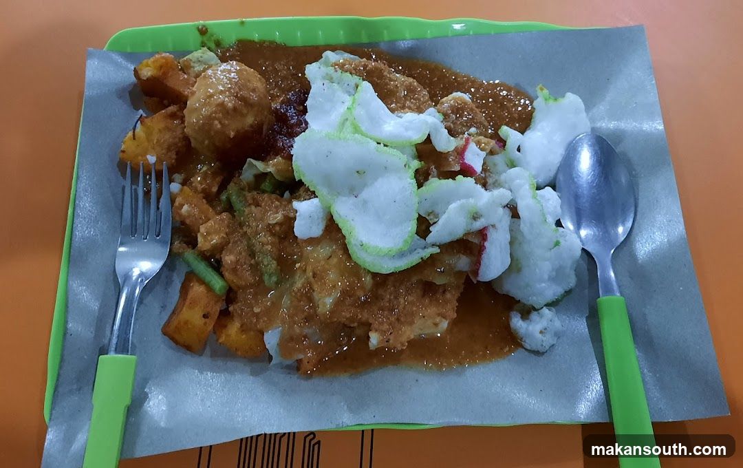 Curry Fish Head with Chips and Papaya Salad