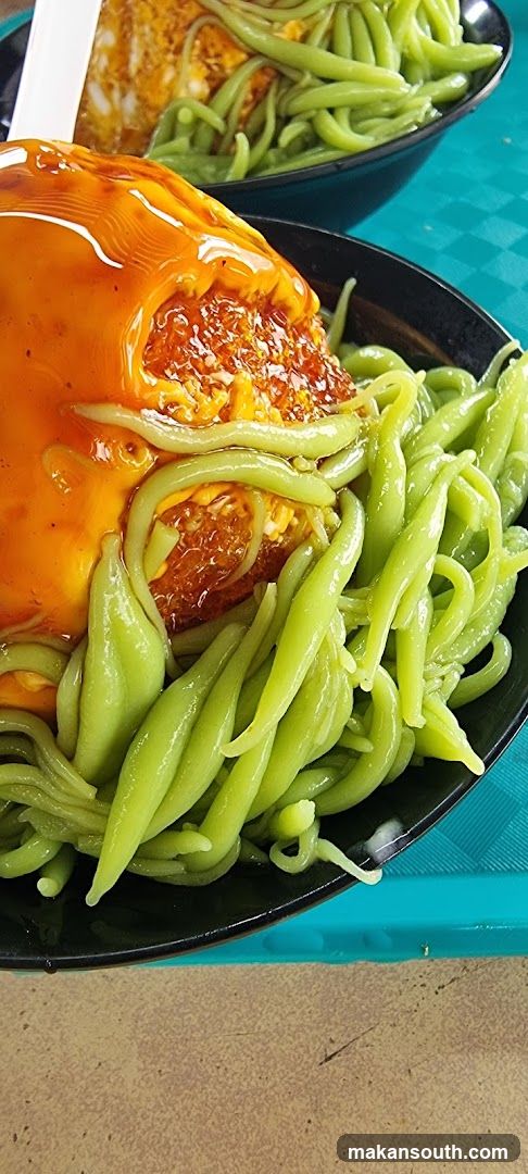 Green Noodles with Sauce and Egg