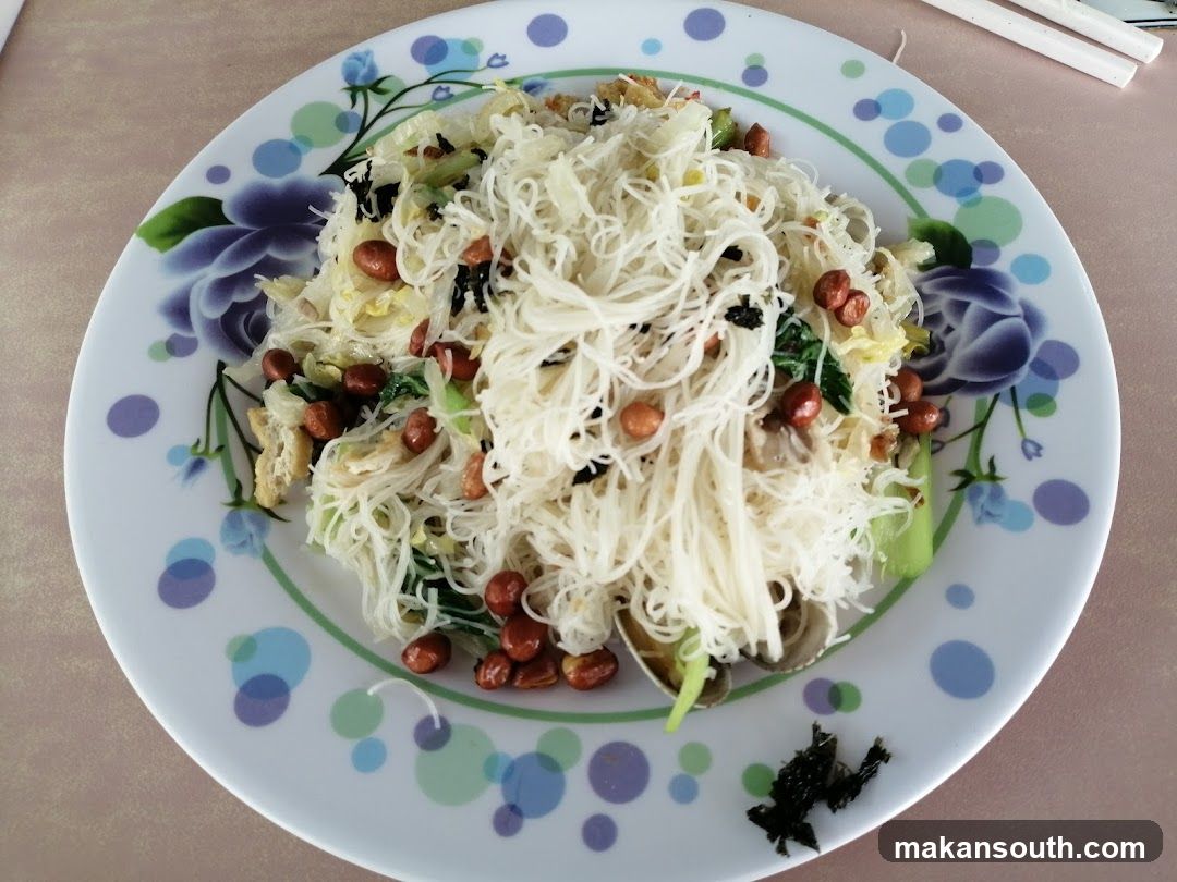 Noodle Dish with Vegetables and Peanuts