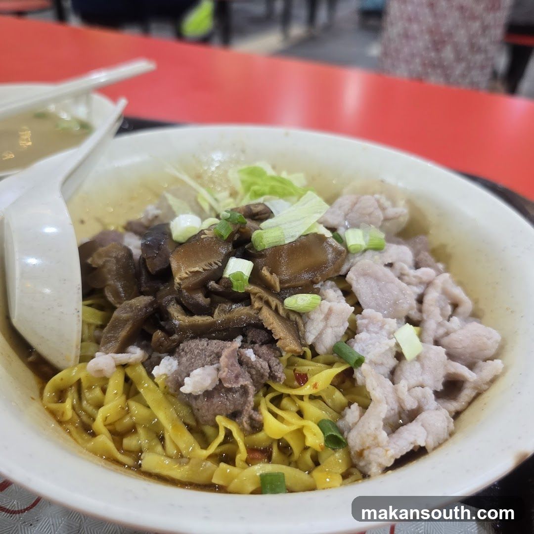 Noodle Bowl with Meat and Vegetables