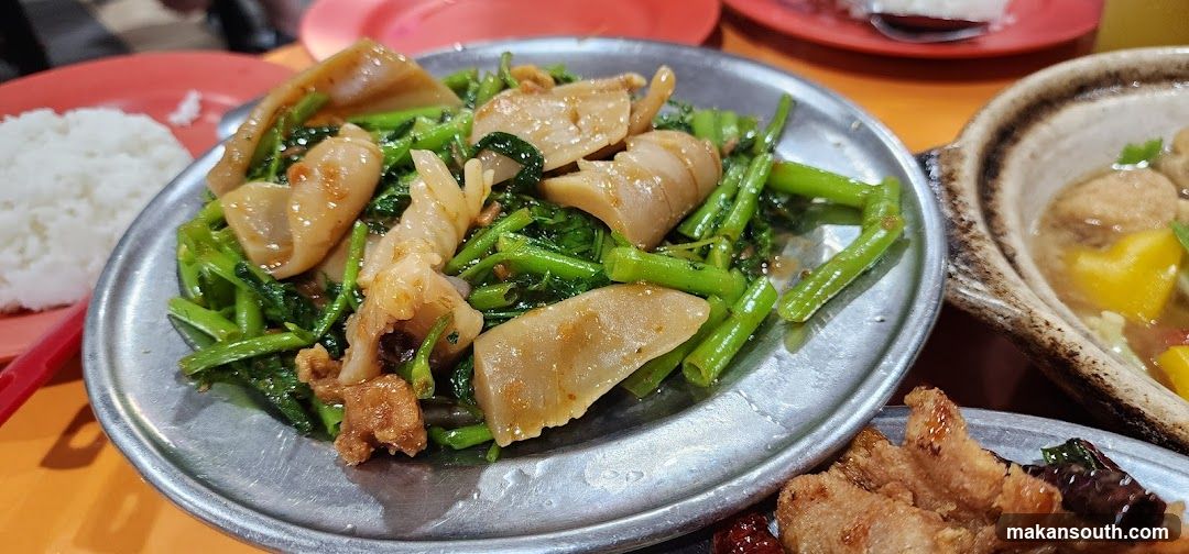 Stir-fried vegetables with sliced ingredients