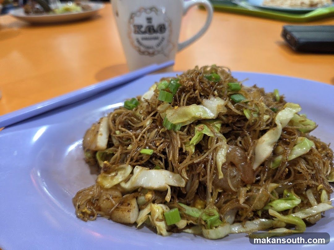 Fried Noodles with Cabbage and Green Onions