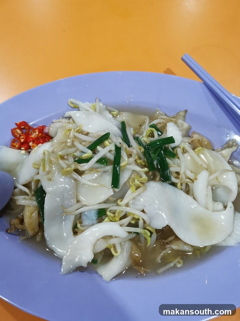 Stir-fried Rice Noodles with Tofu and Bean Sprouts