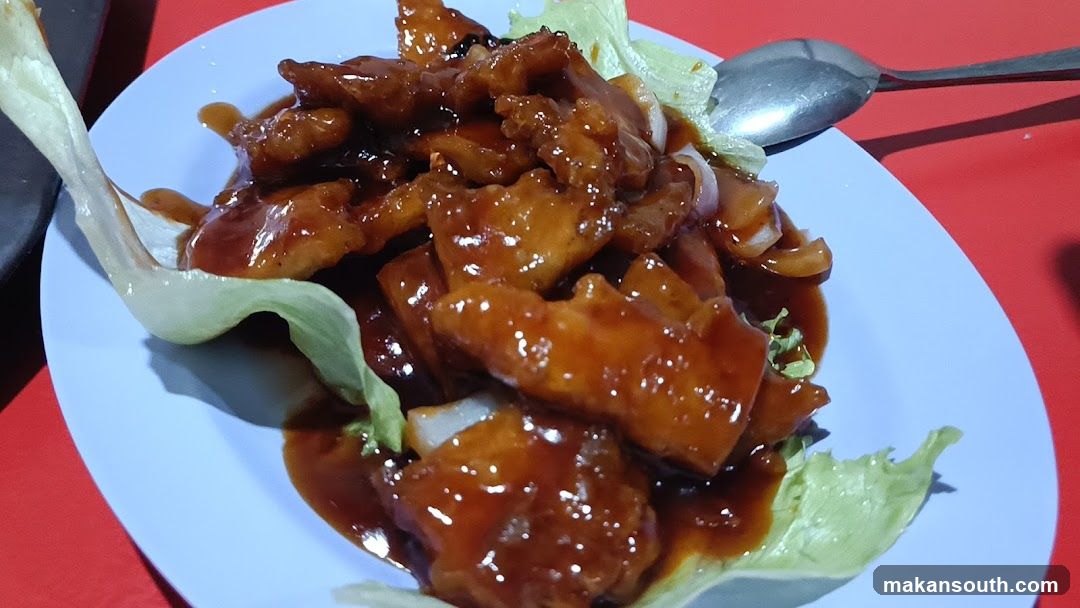 Sauced Meat Dish with Lettuce