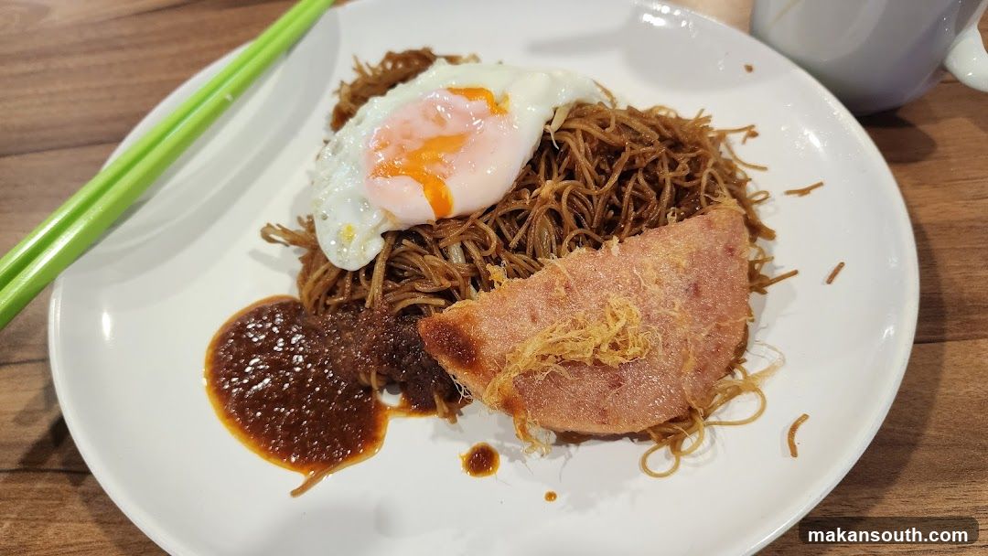 Fried Noodles with Egg and Ham
