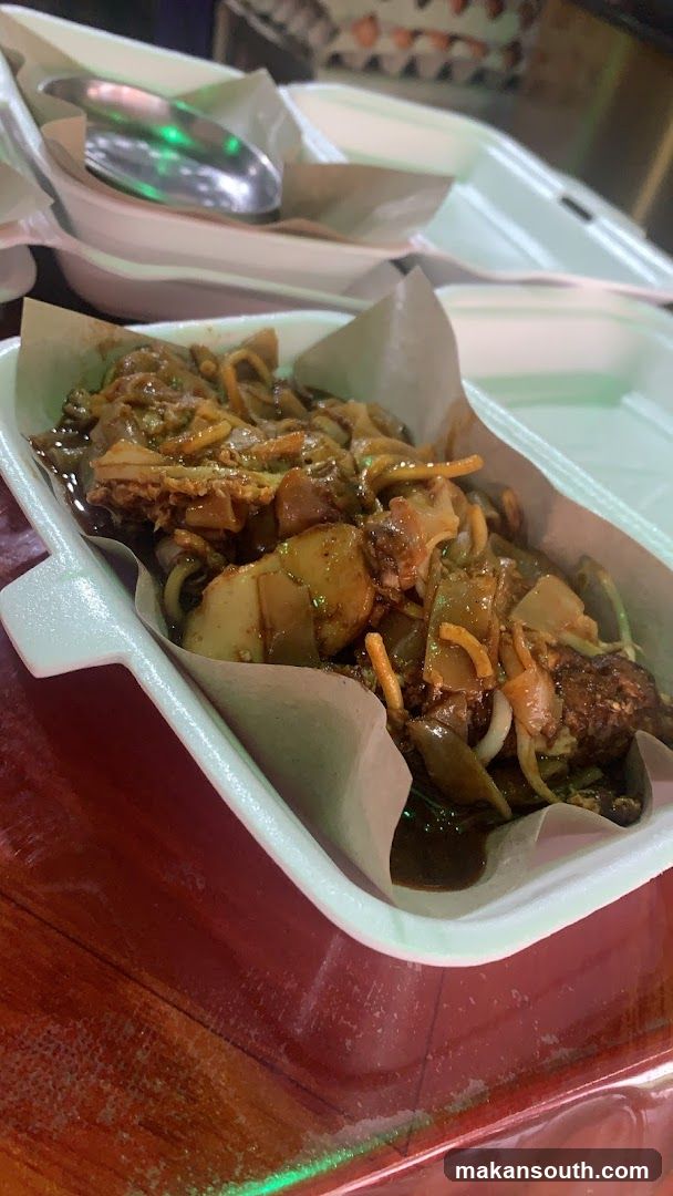 Takeout Food Container with Stir-fried Noodles and Vegetables