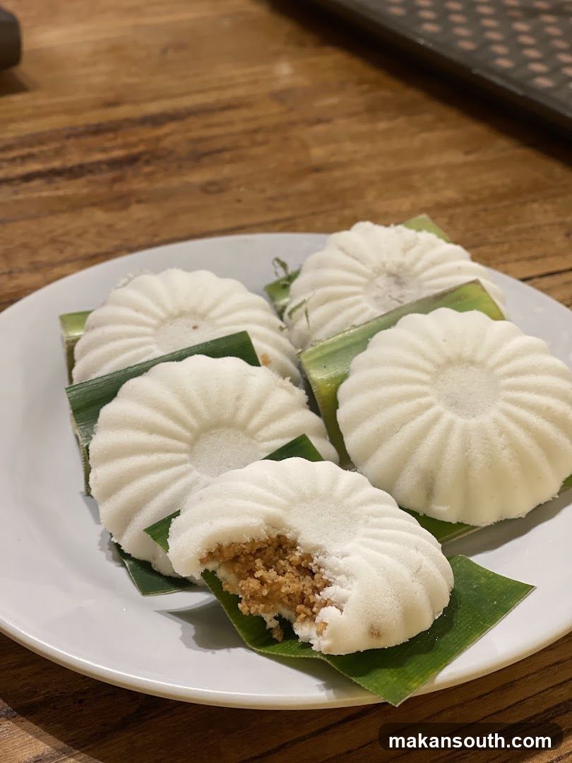 Steamed Rice Cakes with Filling