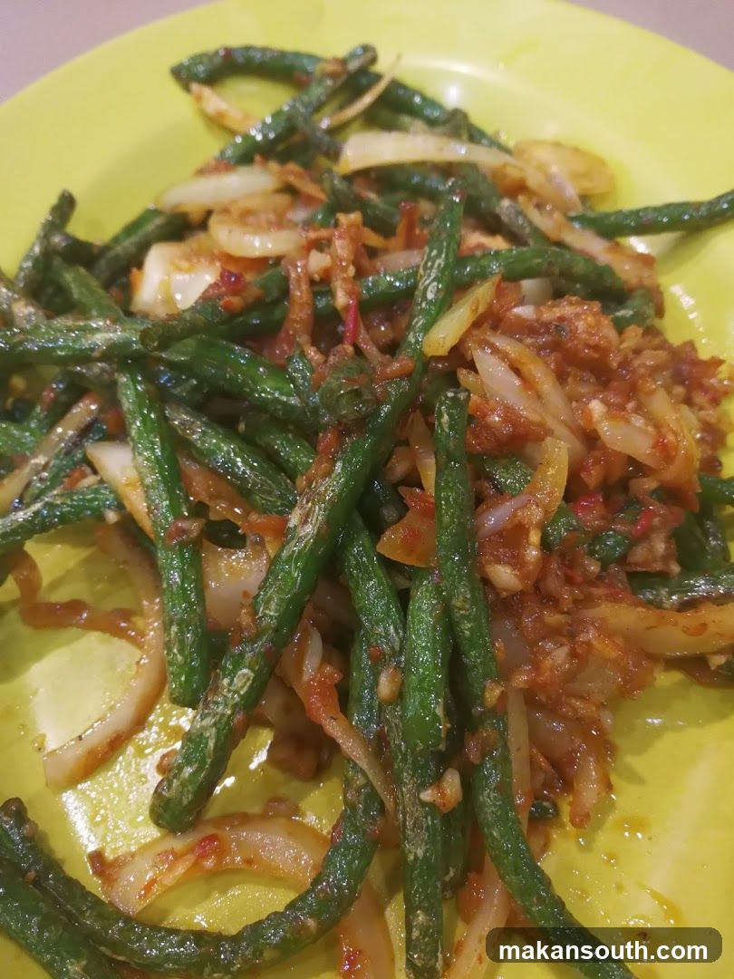 Stir-fried Green Beans with Onions and Chili Sauce