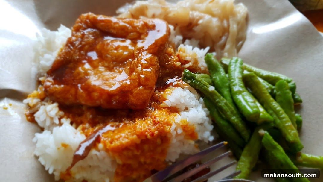 Fried tofu with rice and green beans