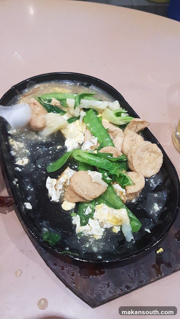 Stir-fry with vegetables and tofu in a black bowl