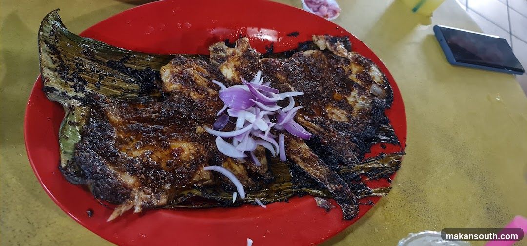 Grilled Fish with Onion Garnish