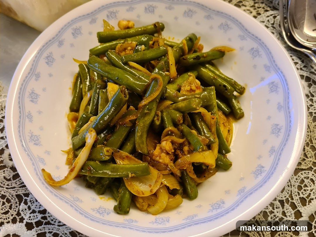 Stir-fried Green Beans with Onions and Spices