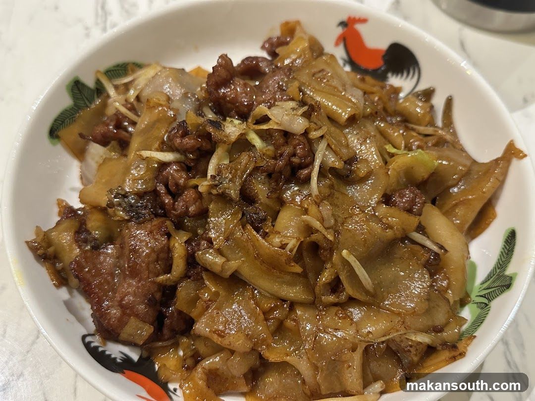 Stir-fried noodles with beef and vegetables