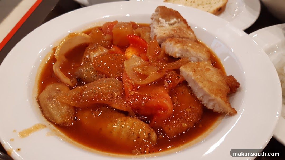 Carnivore dish with breaded cutlet and tomato sauce