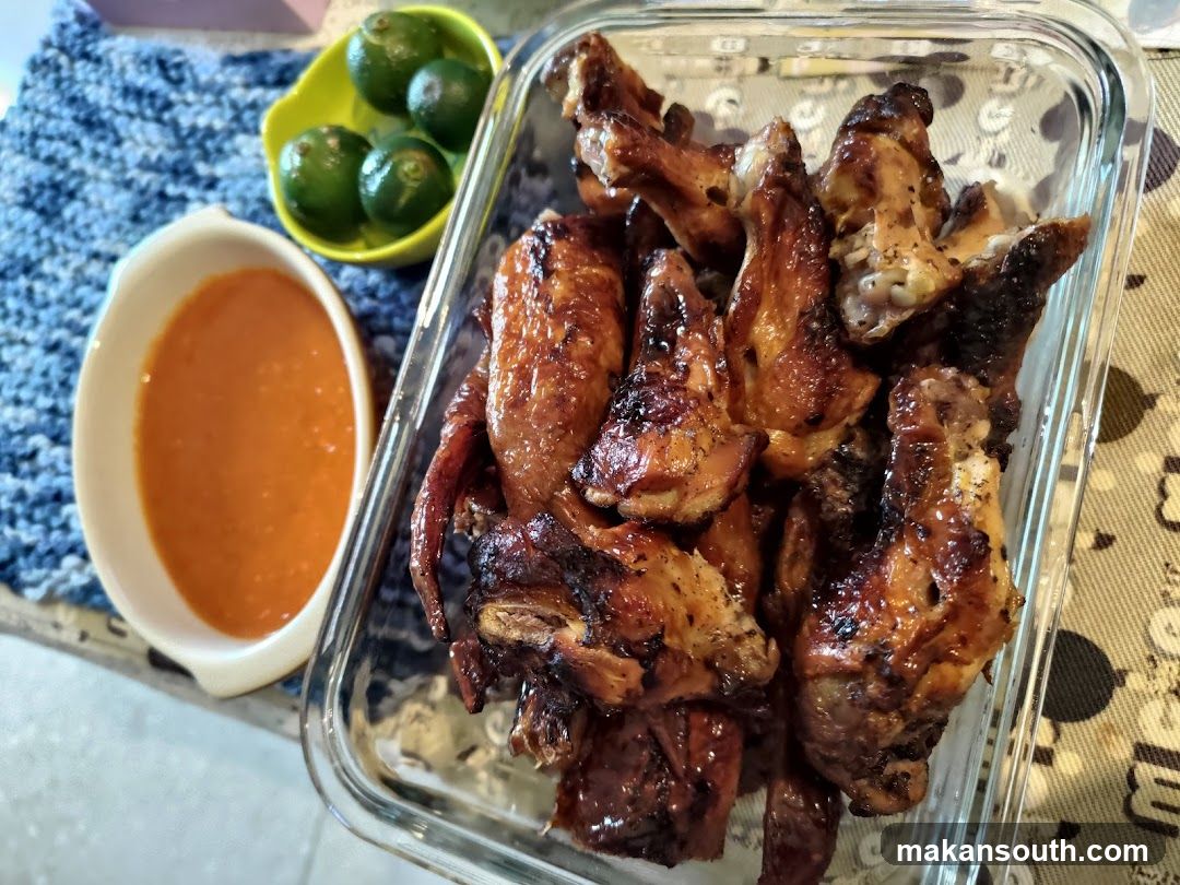 Grilled Chicken Wings with Sauce and Lime