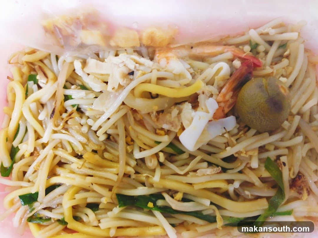 Stir-fried noodles with vegetables and shrimp