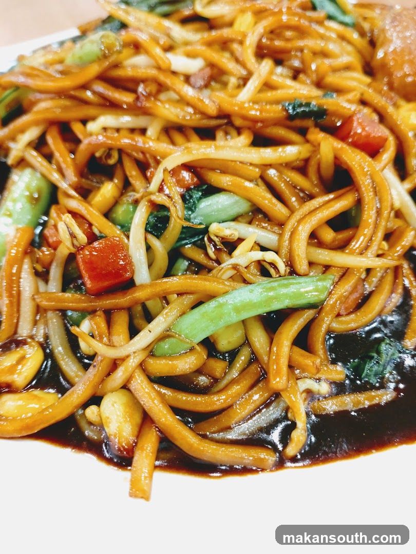 Stir-fried Noodles with Vegetables and Peanuts