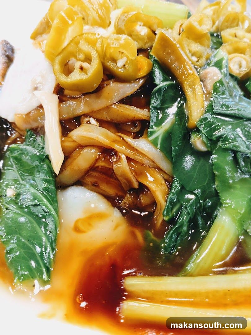 Stir-fried noodles with vegetables and sauce