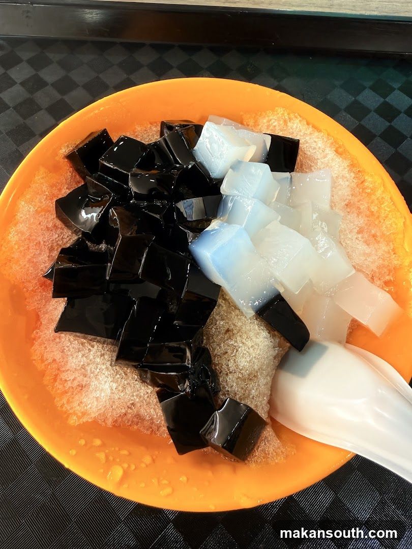 Bowl of shaved ice dessert with jelly cubes