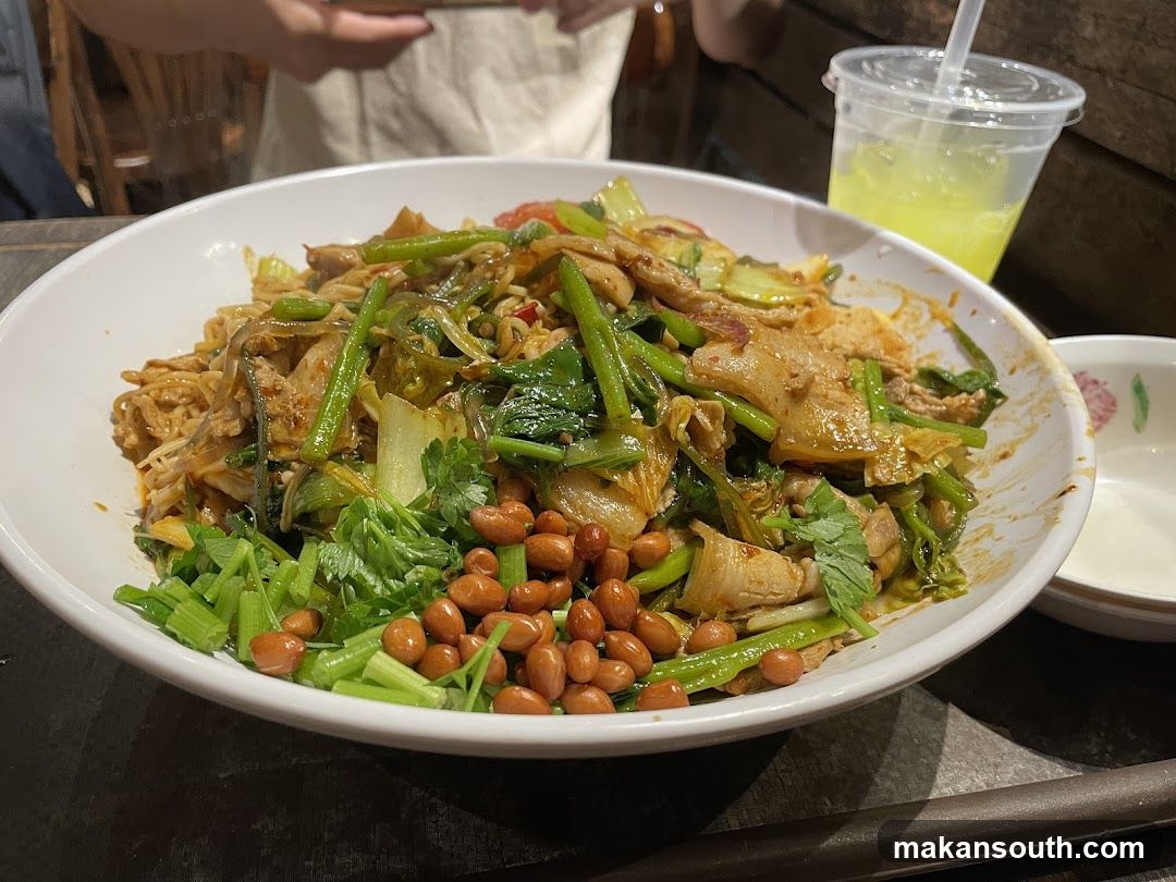 Spicy Stir-fried Noodles with Vegetables and Peanuts