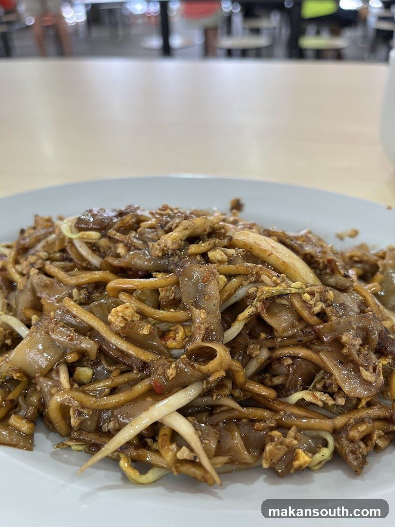Stir-fried noodles with egg and bean sprouts