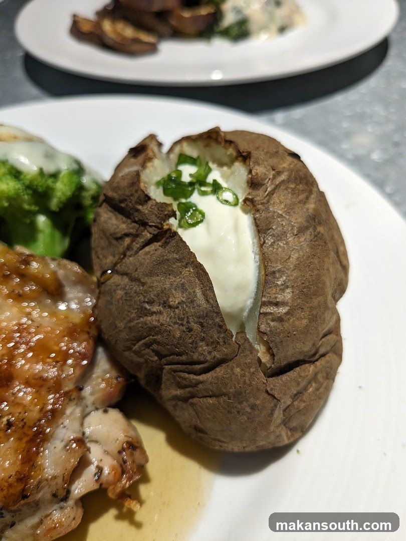 Baked Potato with Sour Cream and Chives