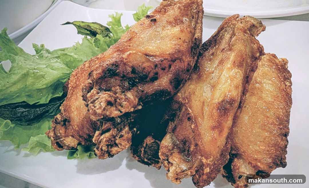 Fried Chicken Wings with Lettuce