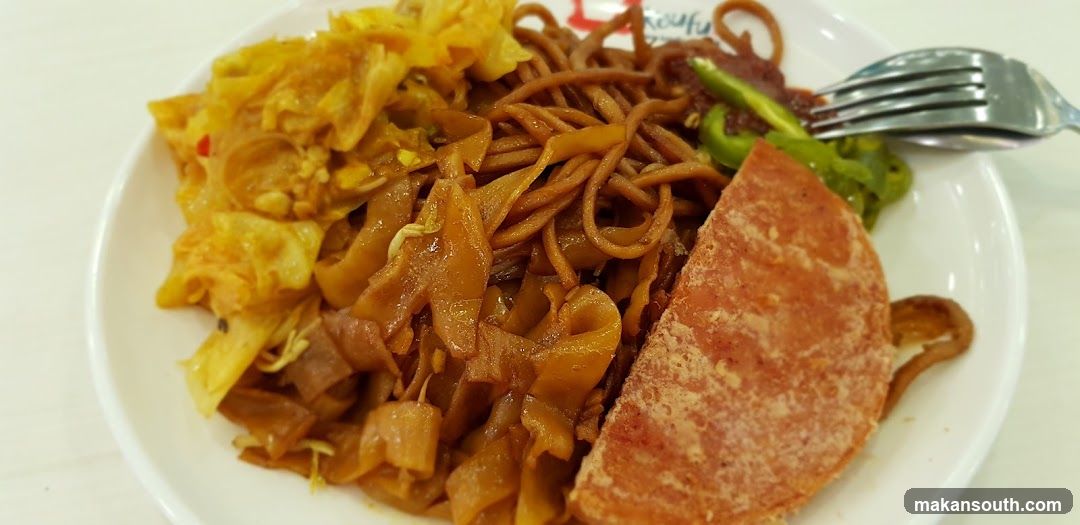 Plate of Noodles with Meat and Vegetables