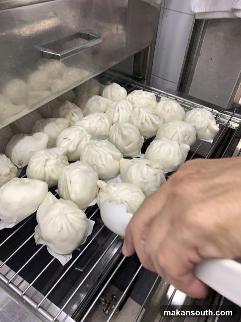 Steamer with Steaming Buns