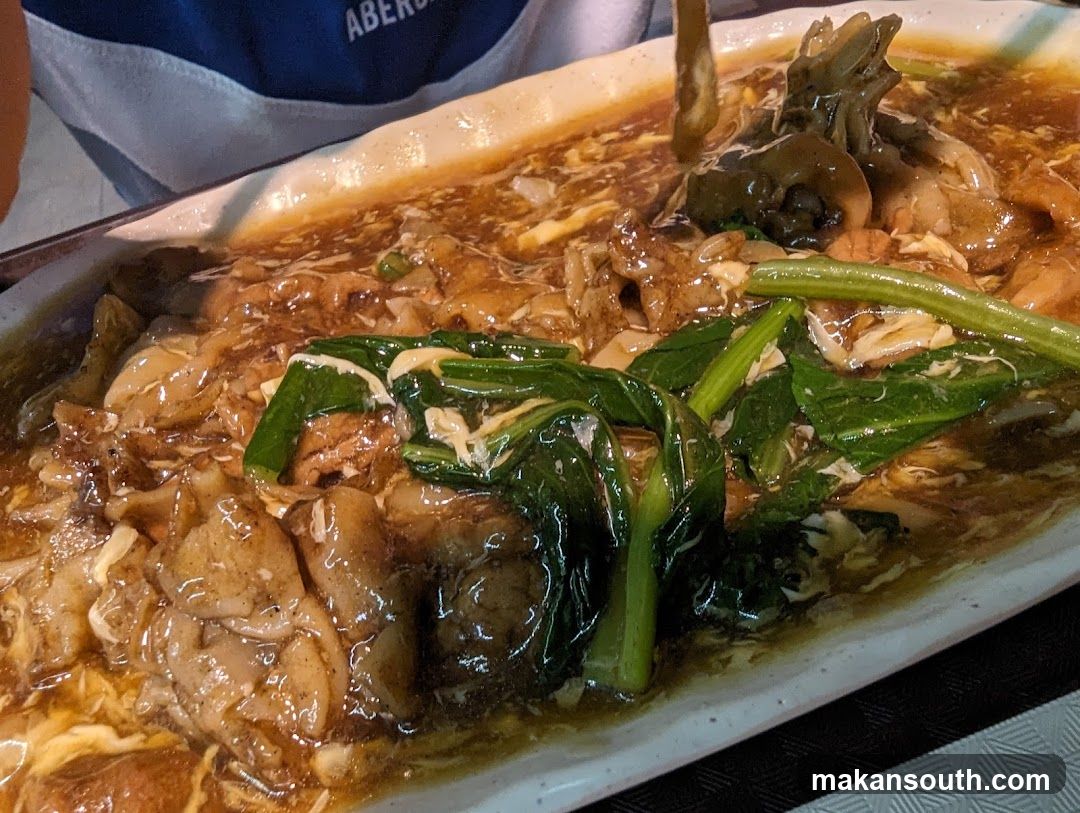 Stir-fried dish with greens and sauce